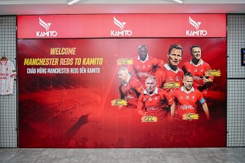 Các cầu thủ "huyền thoại Manchester United" tham quan và trải nghiệm sản phẩm tại showroom Kamito