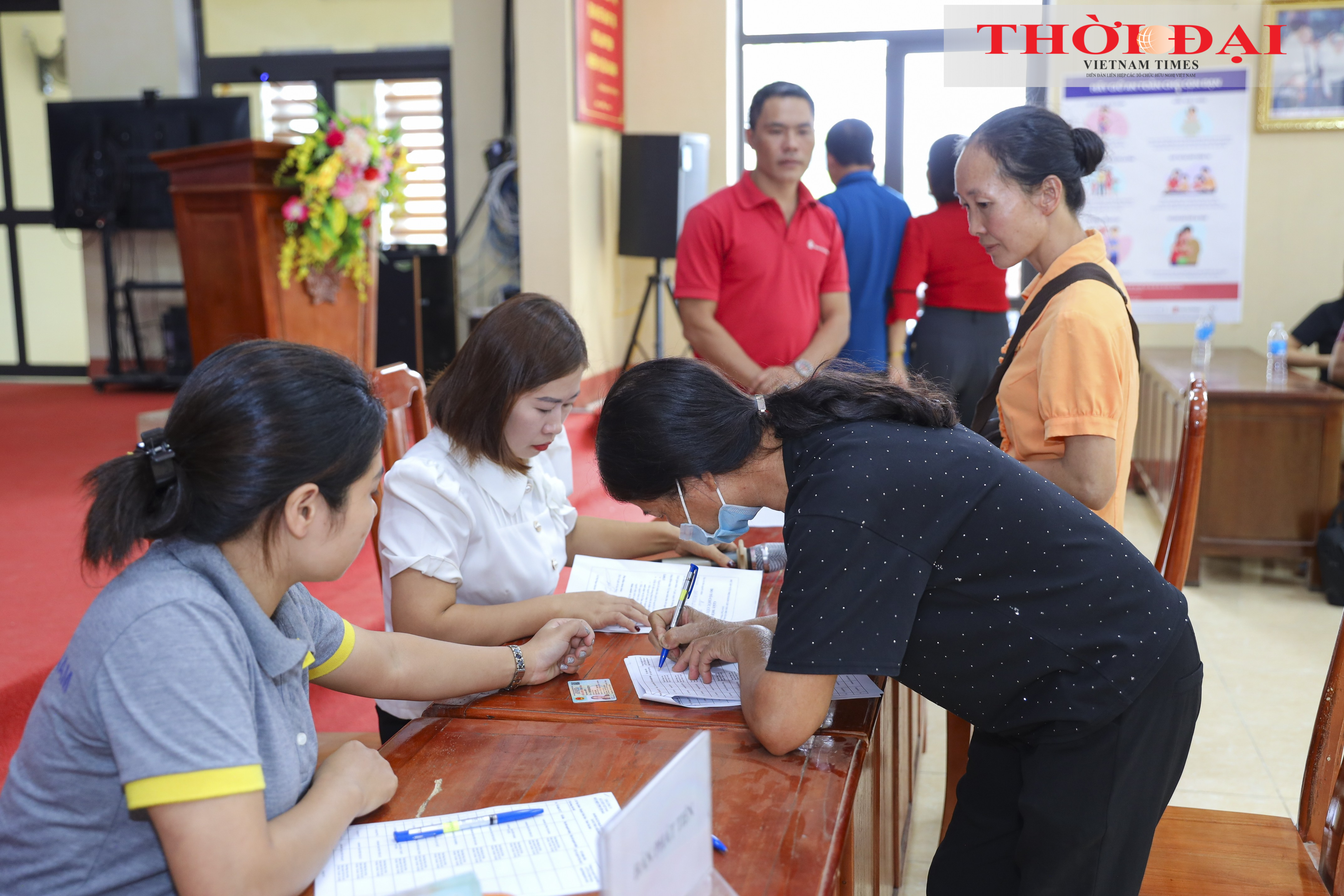 Bà con xã Nga Quán, huyện Trấn Yên, tỉnh Yên Bái nhân hỗ trợ từ Tổ chức Cứu trợ Trẻ em, tháng 11/2024. (Ảnh: Đinh Hòa)