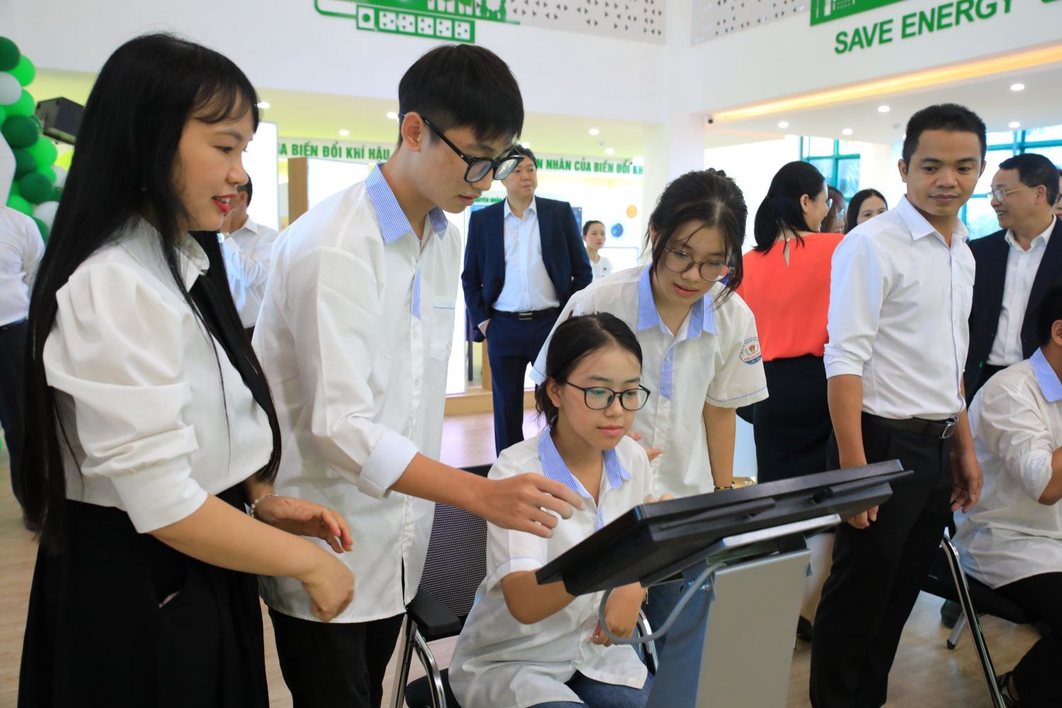Học sinh Trường Tiểu học, THCS và THPT Hồng Đức trải nghiệm mô hình trò chơi tương tác về việc phân loại rác thải. (Ảnh: Trường Đại học Hồng Đức)
