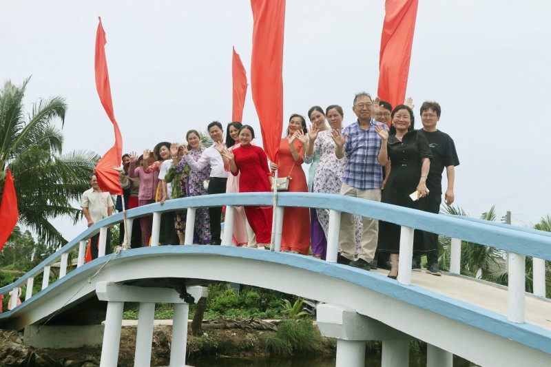 Trao nhà hữu nghị và khánh thành 3 cầu giao thông nông thôn tại Cà Mau