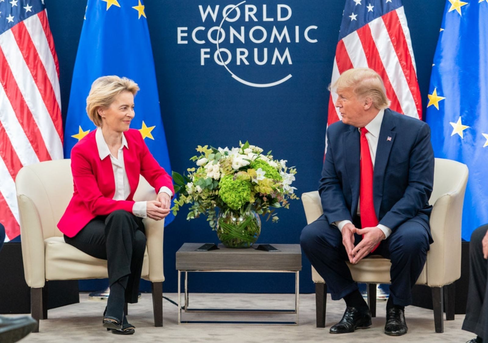 Chủ tịch Ủy ban châu Âu Ursula von der Leyen (trái) trong cuộc gặp Tổng thống Mỹ Donald Trump tại Davos, Thuỵ Sĩ. Ảnh minh họa: AP/TTXVN