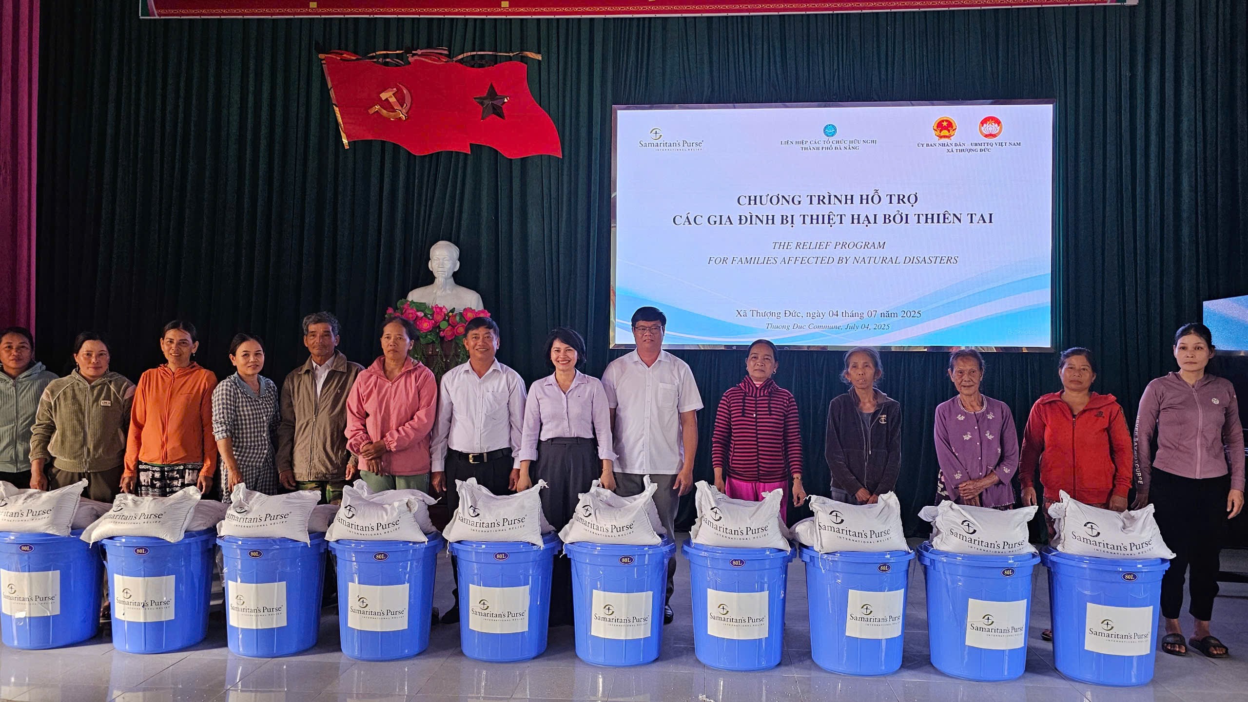 Tổ chức Samaritan’s Purse trao quà người dân xã Thượng Đức, thành phố Đà Nẵng. (Ảnh: Liên hiệp các tổ chức hữu nghị thành phố Đà Nẵng)