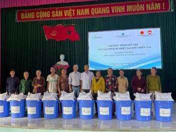 Đà Nẵng: 300 hộ dân vùng lũ nhận quà cứu trợ từ tổ chức Samaritan’s Purse (Hoa Kỳ)