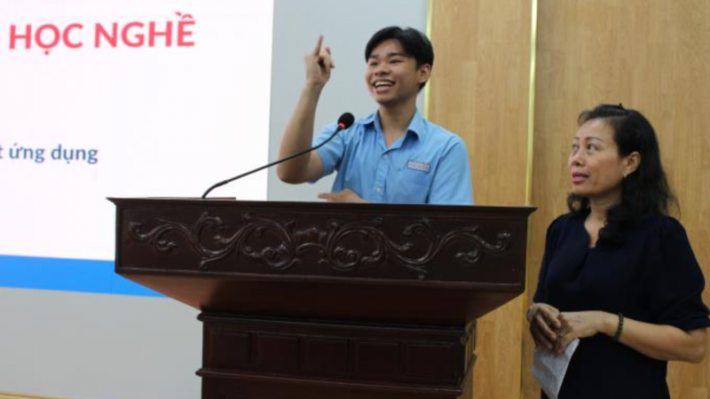Tú tự tin chia sẻ cảm nghĩ trong các hội thảo do dự án tổ chức.  (Ảnh: Tổ chức Cứu trợ Trẻ em) 