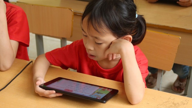 Nhờ ứng dụng “Vui đọc cùng em”, Uyên được tiếp cận với nhiều câu chuyện thú vị, giúp em thêm hứng thú học và đọc hiểu tiếng Việt. (Ảnh: Tổ chức Cứu trợ Trẻ em)  