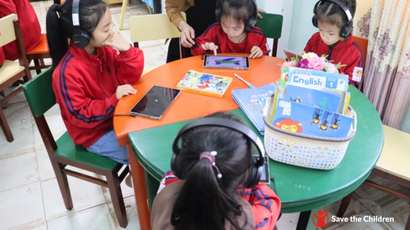 Tiết học thử nghiệm sử dụng ứng dụng “Vui đọc cùng em” cho học sinh lớp 1 và 2 tại 12 trường tiểu học tại huyện Bố Trạch và Quảng Trạch, tỉnh Quảng Bình,  tháng 10/2023. (Ảnh: Tổ chức Cứu trợ Trẻ em)  