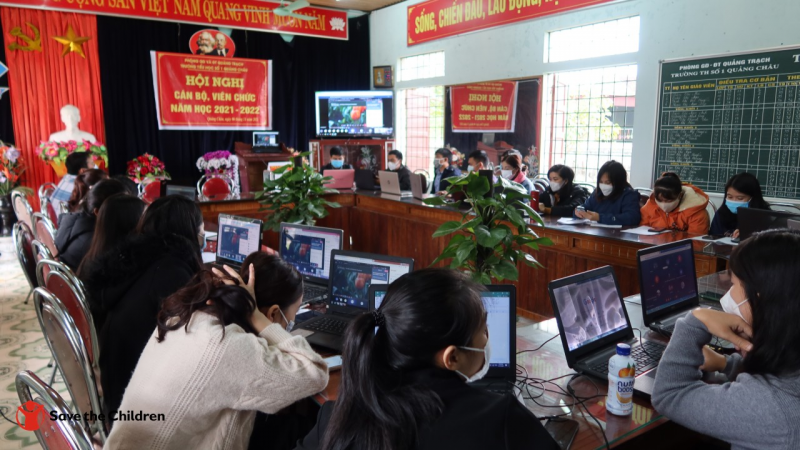 Chuỗi tập huấn về công nghệ thông tin và an toàn trên môi trường mạng Internet cho hơn 300 giáo viên và cán bộ quản lý, cùng 4.800 học sinh và phụ huynh tại 12 trường tiểu học huyện Bố Trạch và Quảng Trạch, tỉnh Quảng Bình, tháng 11-12/2021 thuộc dự án “Môi trường học tập an toàn và chất lượng. (Ảnh: Tổ chức Cứu trợ Trẻ em)  