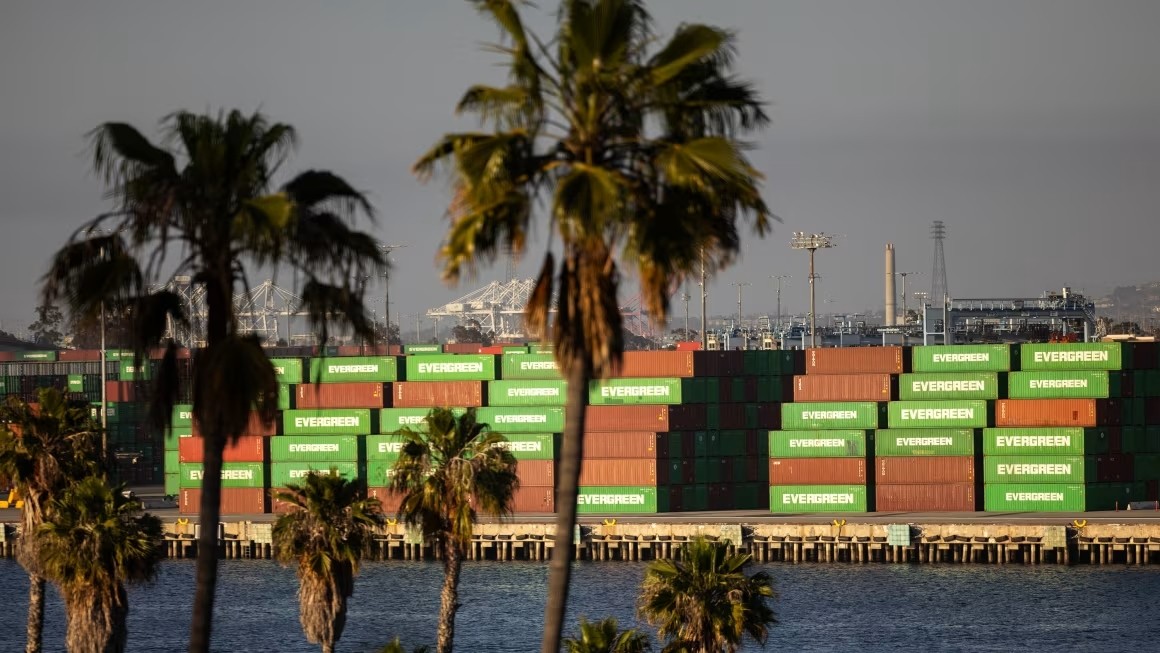 Container hàng hóa tại Cảng Los Angeles, San Pedro, bang California, ngày 15/5. (Ảnh: Getty Images)