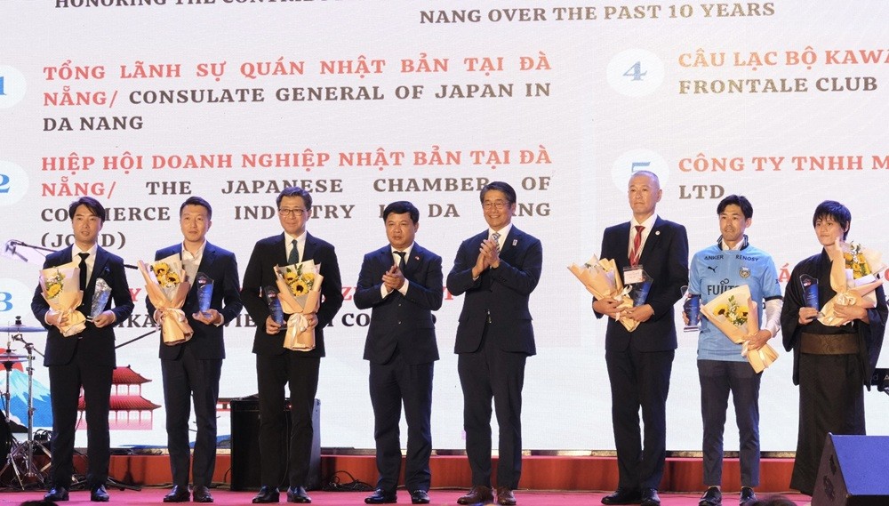 Chủ tịch UBND thành phố Lương Nguyễn Minh Triết (thứ tư từ trái sang) và Đại sứ Nhật Bản tại Việt Nam Ito Naoki ((thứ tư từ phải sang) tặng kỷ niệm chương tôn vinh đóng góp cho công tác tổ chức Lễ hội Việt Nam - Nhật Bản. Ảnh: danang.gov.vn