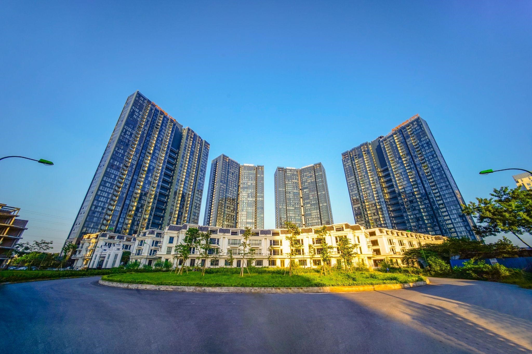 Dự án sở hữu tổ hợp tiện ích đẳng cấp với bể bơi ngoài trời và bể 4 mùa, đường dạo kết nối 6 tòa, vườn treo thư giãn, gym, yoga sôi động, siêu thị, nhà hàng, spa, ngân hàng số hiện đại và không gian sinh thái xanh mát, đáp ứng trọn vẹn nhu cầu sống, làm việc, giải trí theo chuẩn quốc tế.