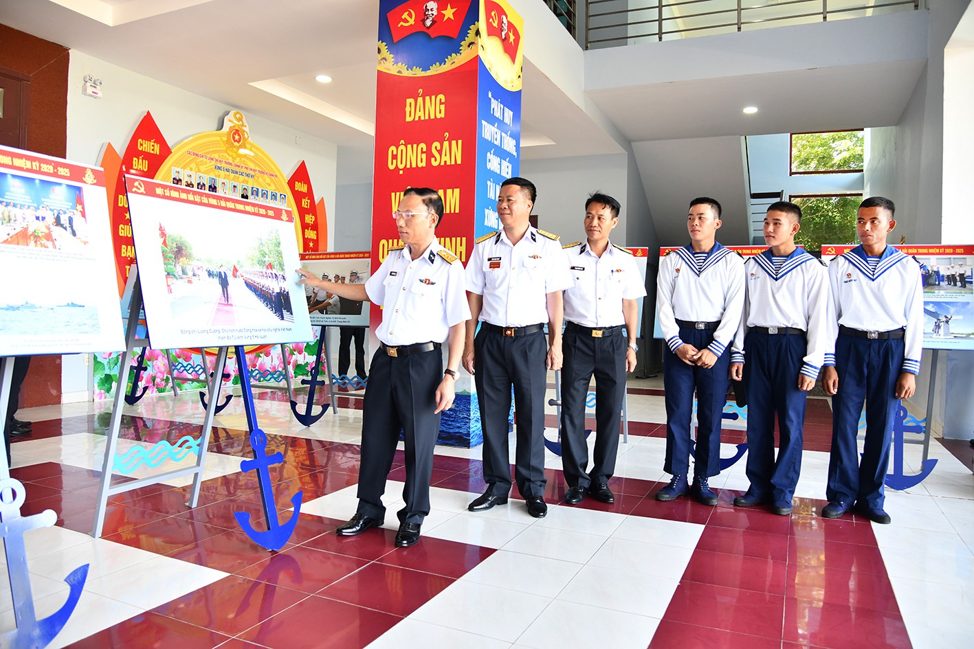 Đại tá Ngô Văn Thành, Chính ủy Vùng 5 Hải quân (thứ nhất từ trái sang) cùng các đại biểu tham quan không gian trưng bày ảnh. (Ảnh: Văn Định)