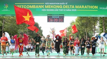 khep lai giai marathon quoc te vietcombank mekong delta marathon 2025 dau an the thao giua long tay do