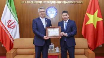 trao ky niem chuong vi hoa binh huu nghi giua cac dan toc cho dai su iran tai viet nam