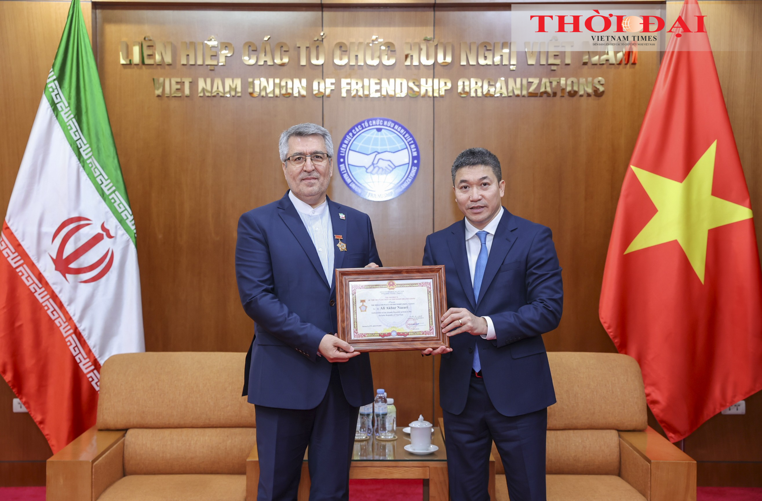 Trao Kỷ niệm chương "Vì hòa bình, hữu nghị giữa các dân tộc" cho Đại sứ Iran tại Việt Nam