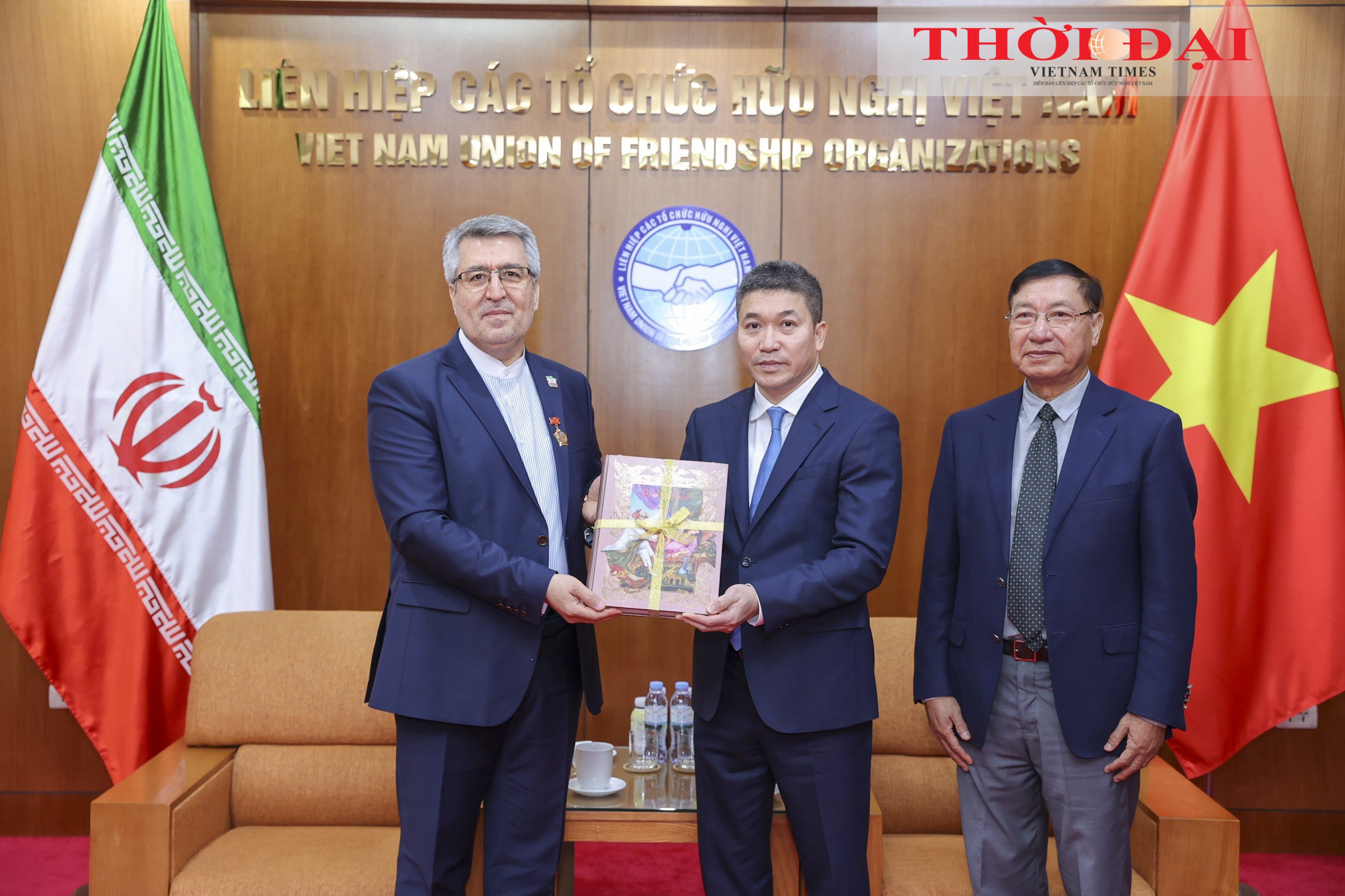 Trao Kỷ niệm chương "Vì hòa bình, hữu nghị giữa các dân tộc" cho Đại sứ Iran tại Việt Nam