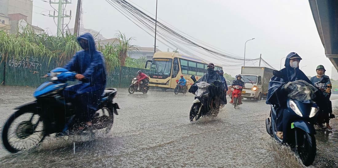 Hà Nội chiều tối và đêm có mưa rào và dông vài nơi. (Ảnh minh họa: Báo Lao Động)