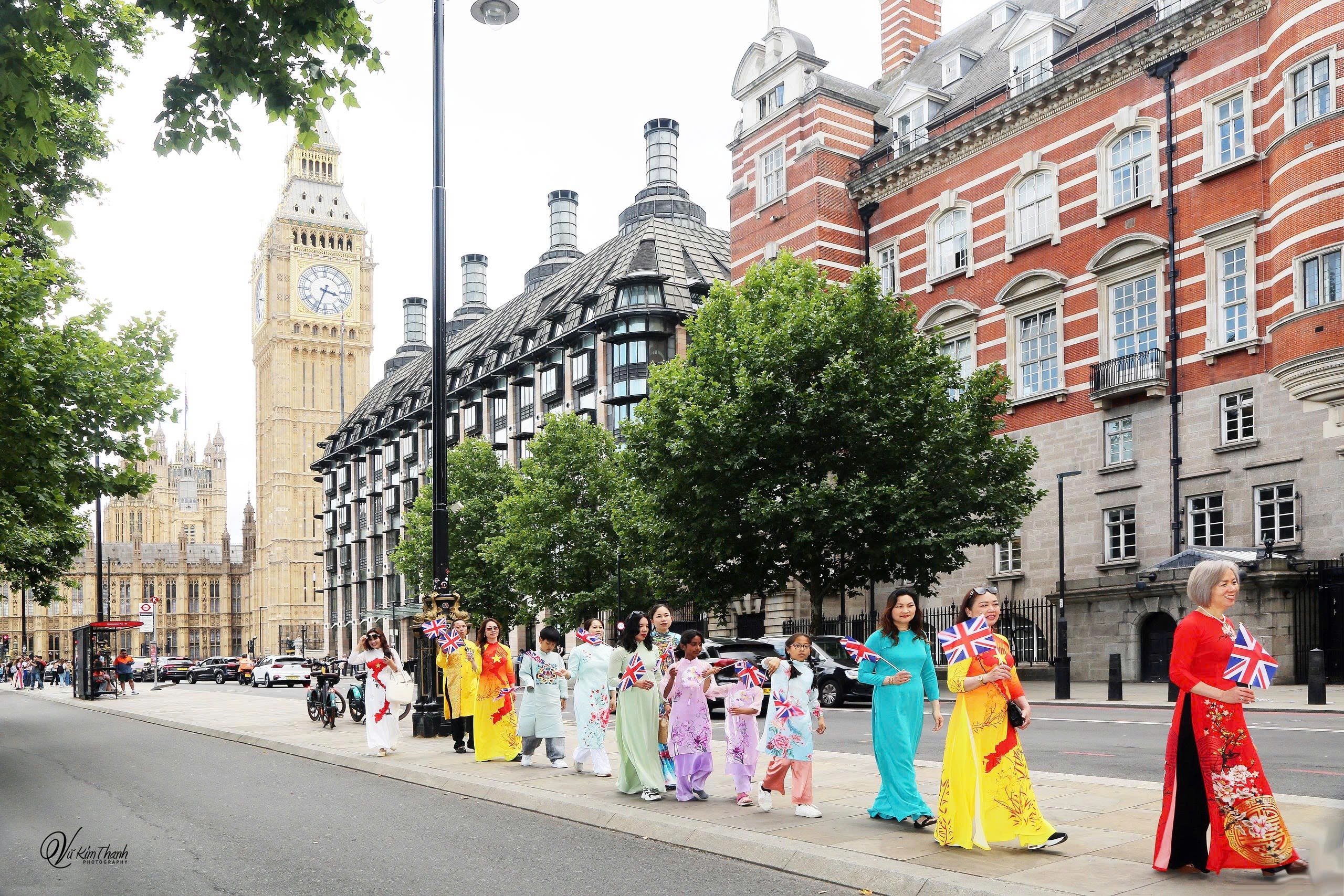 Lan tỏa Việt phục tại London (Vương quốc Anh)
