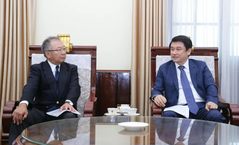 Thứ trưởng Lê Anh Tuấn và Lãnh sự danh dự Nakata nhất trí trong việc mở đường bay trực tiếp từ Hokkaido sang Việt Nam. (Ảnh: Thành Long)
