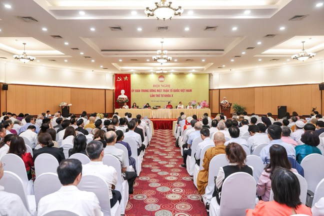 Giữ gìn đoàn kết là nhiệm vụ quan trọng hàng đầu - là điều kiện tiên quyết để mọi công việc cải cách khác diễn ra thuận lợi