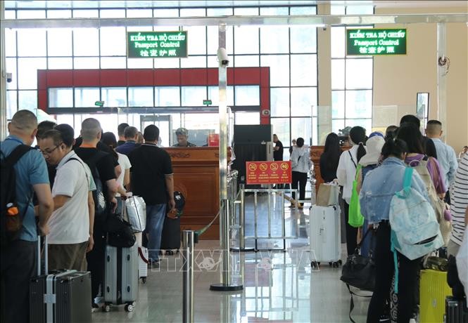 Hành khách xếp hàng làm thủ tục xuất nhập cảnh tại cửa khẩu Quốc tế Hữu Nghị (Lạng Sơn) theo quy định. 
