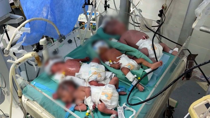 Trẻ sơ sinh ở Gaza phải nằm chung trong lồng ấp vì thiếu thiết bị. (Ảnh: CNN)