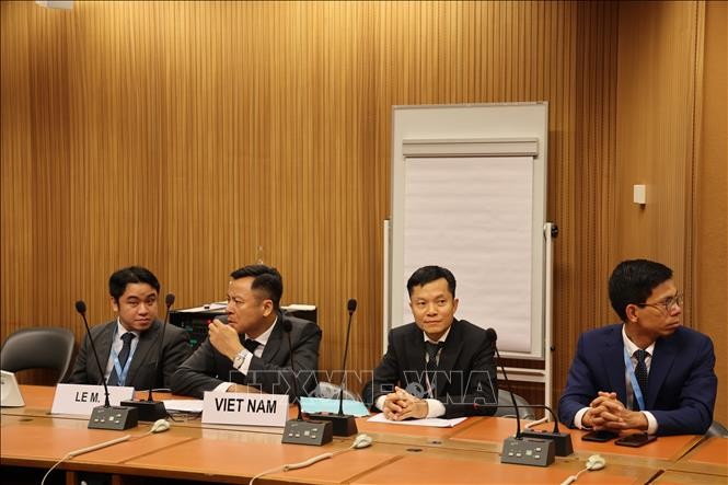 Các thành viên của Phái đoàn thường trực Việt Nam tại Geneva. Ảnh: Anh Hiển/PV TTXVN tại Thụy Sĩ