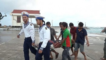 dao song tu tay cap cuu ngu dan bi chan thuong nang khi danh bat tren bien