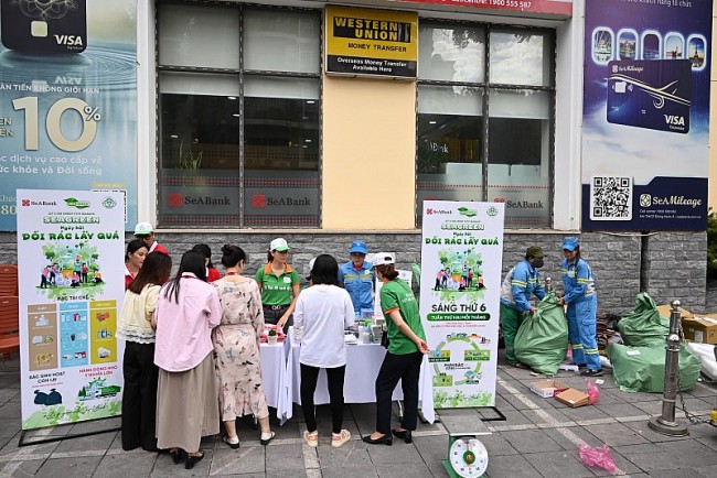 SeABank tổ chức “Ngày hội đổi rác lấy quà” - Lan tỏa lối sống xanh vì Hà Nội sạch đẹp