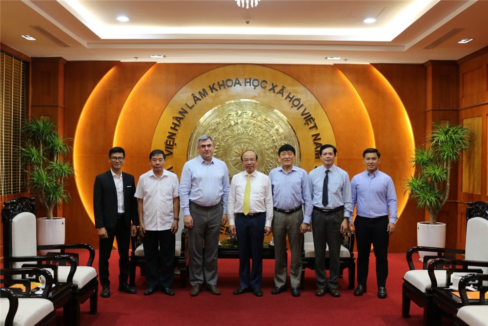 Các đại biểu chụp ảnh lưu niệm. (Ảnh: Viện Viện Hàn lâm Khoa học xã hội Việt Nam