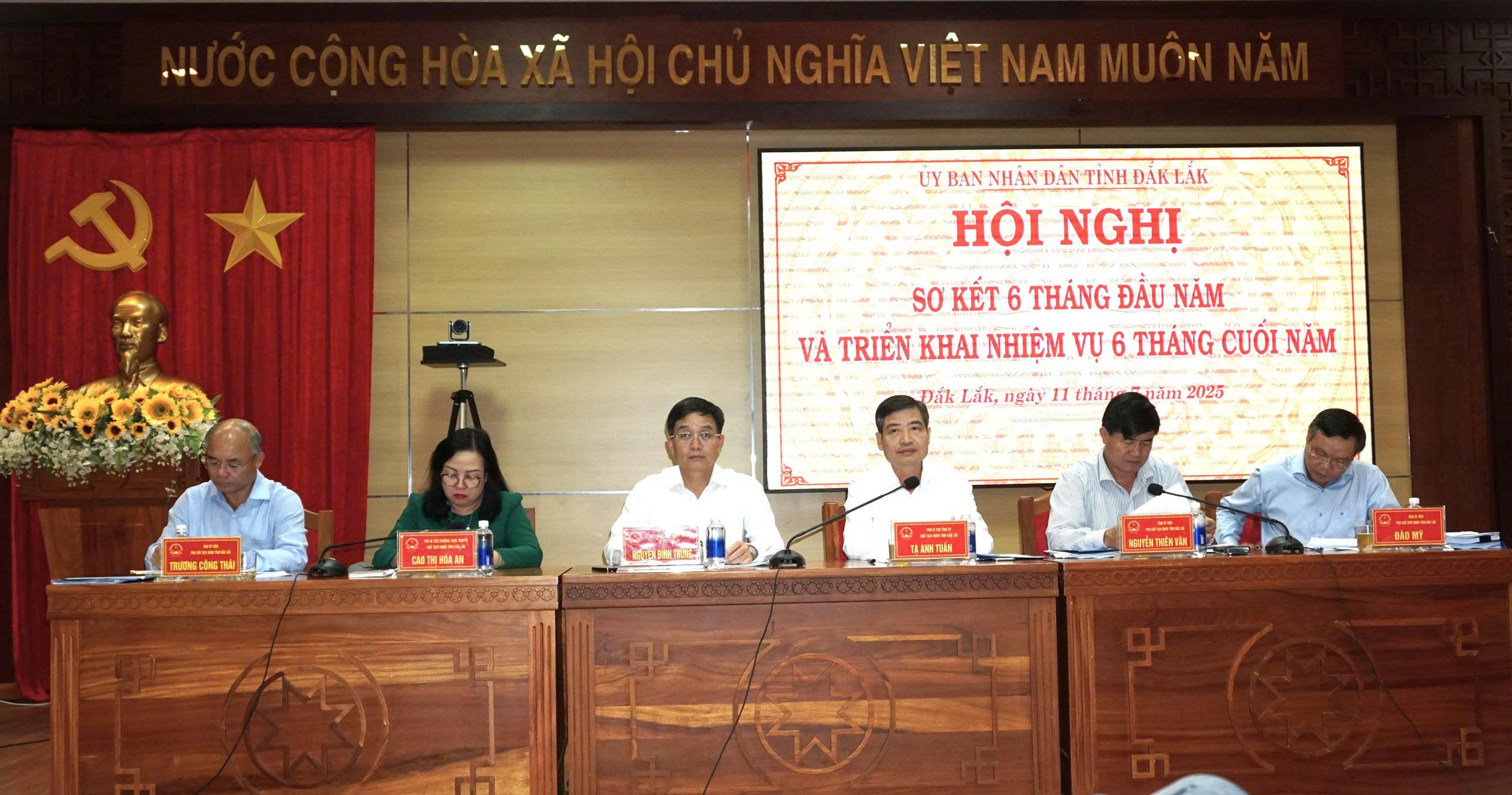 Các đồng chí lãnh đạo tỉnh Đắk Lắk chủ trì hội nghị. Ảnh: thanhtra.com