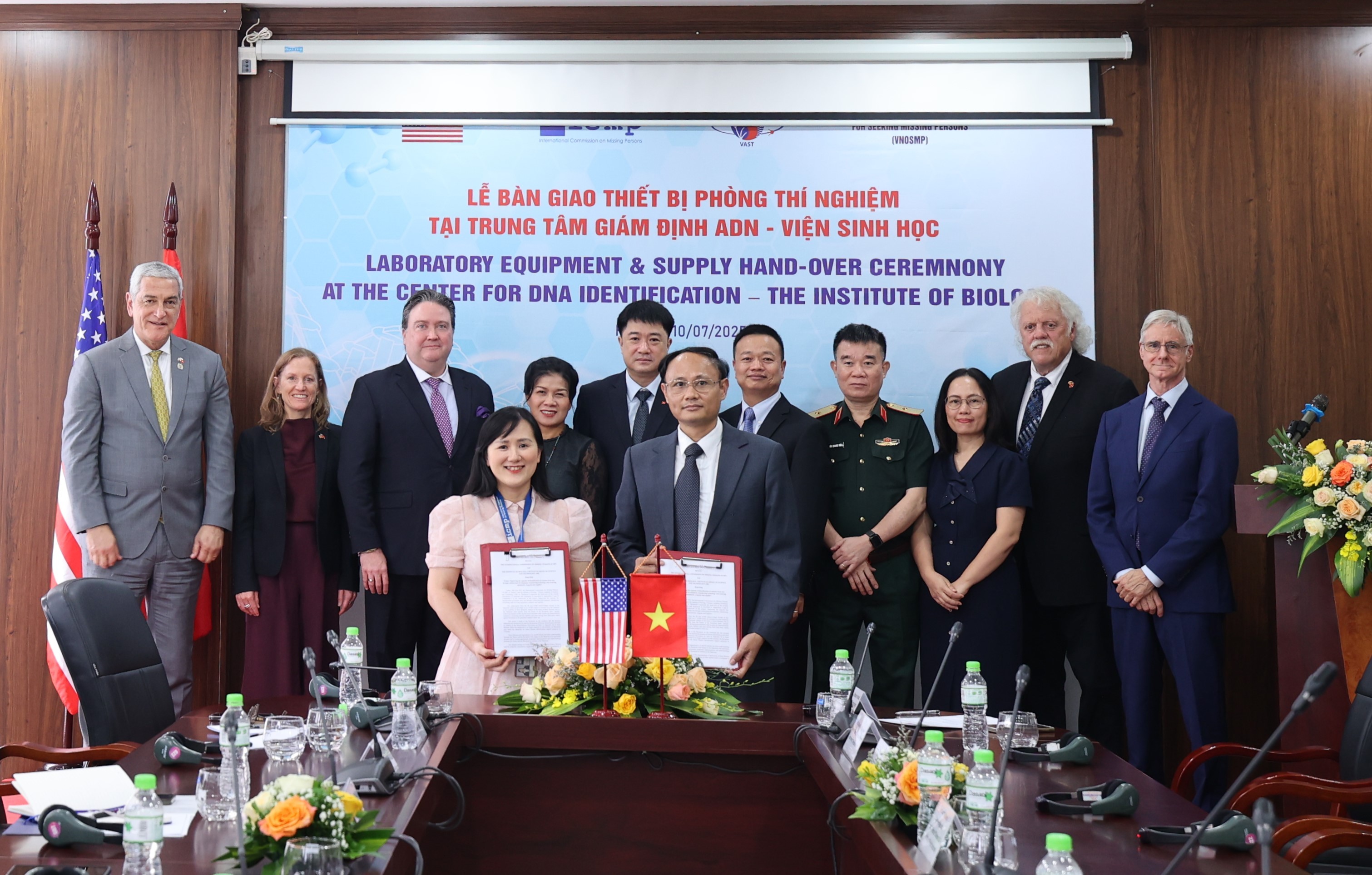 Đại diện lãnh đạo của Viện Sinh học - VAST, ICMP trao biên bản bàn giao thiết bị của Dự án. (Ảnh: VAST)