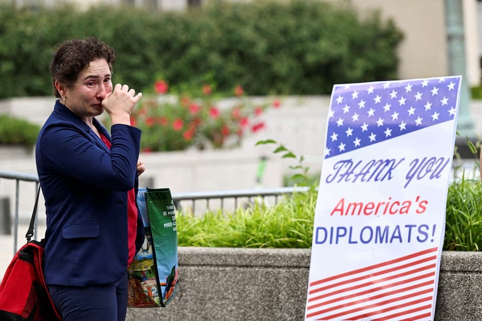 Một phụ nữ bật khóc trong buổi chia tay các nhân viên Bộ Ngoại giao Mỹ tại Washington, D.C., ngày 11/7/2025. (Ảnh: Reuters)