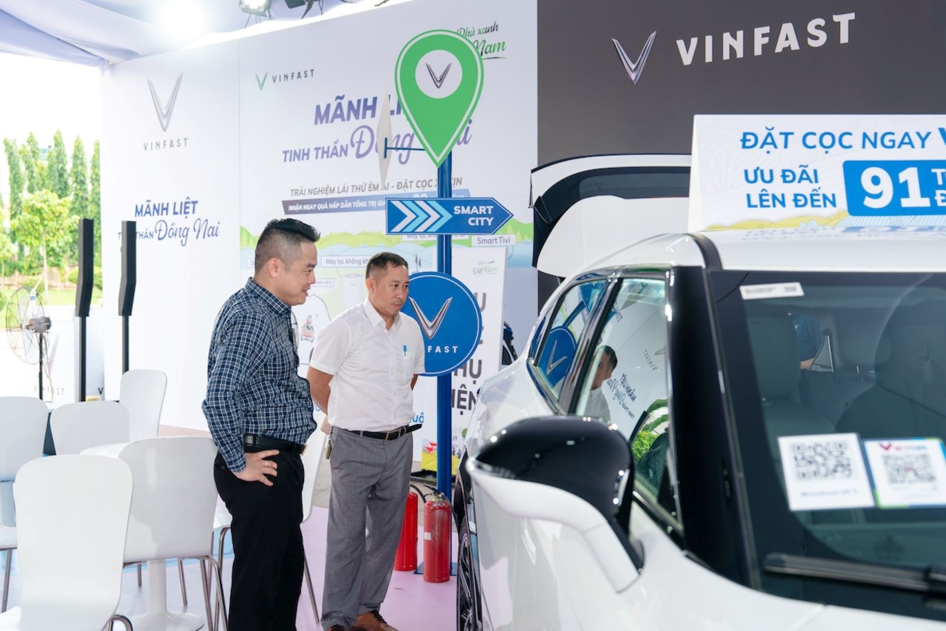 Vi vu muôn ngả - Phủ xanh Việt Nam: Dàn ô tô điện VinFast khuấy động tại Đồng Nai