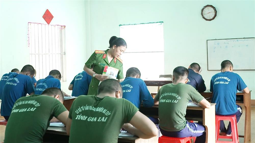 Thiếu tá Võ Thị Diễm Phúc hướng dẫn học viên làm bài tập.