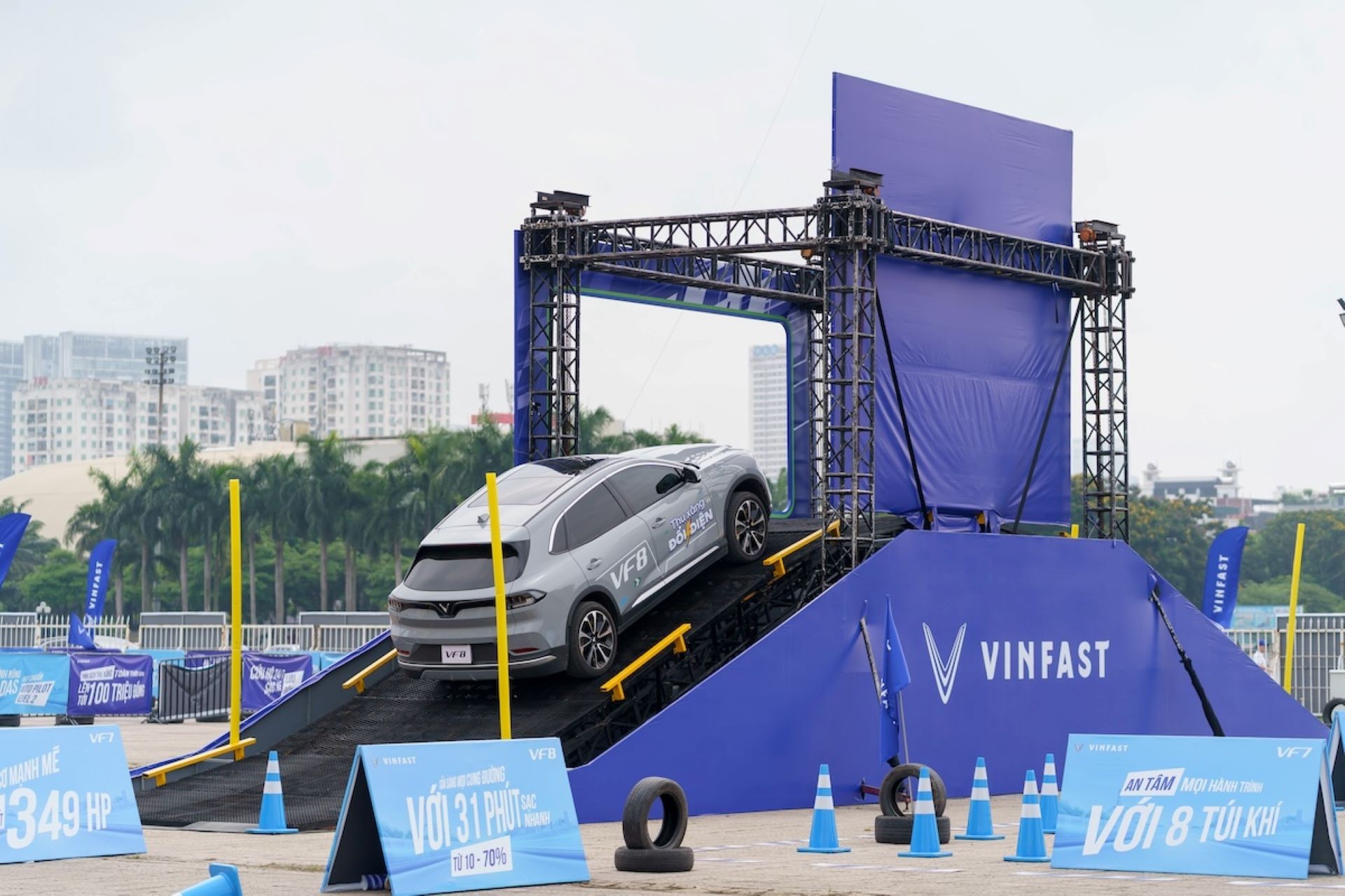 Đổi xăng lấy điện, người dùng chia sẻ: Xe điện VinFast rộng rãi hơn, tiết kiệm 10 triệu đồng/tháng