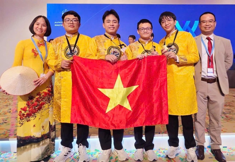 Kỳ thi ICHO gồm hai phần thi: lý thuyết và thực hành, mỗi phần thi kéo dài 5 giờ. Bài thi thực hành đòi hỏi thí sinh thực hiện thành thạo các kỹ năng thí nghiệm như tổng hợp và phân tích phức chất, xác định amino acid, nhận biết hợp chất hữu cơ qua sắc ký bản mỏng, chuẩn độ và đo phổ hấp thụ UV-Vis. Những thao tác này đòi hỏi độ chính xác cao và tư duy logic sắc bén.  Phần thi lý thuyết năm nay xoay quanh các chủ đề môi trường, công nghệ và ứng dụng hóa học trong đời sống như khử mặn nước biển, năng lượng mặt trời, đèn lồng, quả bóng tennis... đề thi được đánh giá sáng tạo, gần gũi thực tiễn, đồng thời đảm bảo chiều sâu khoa học và khả năng tư duy phản biện của thí sinh.