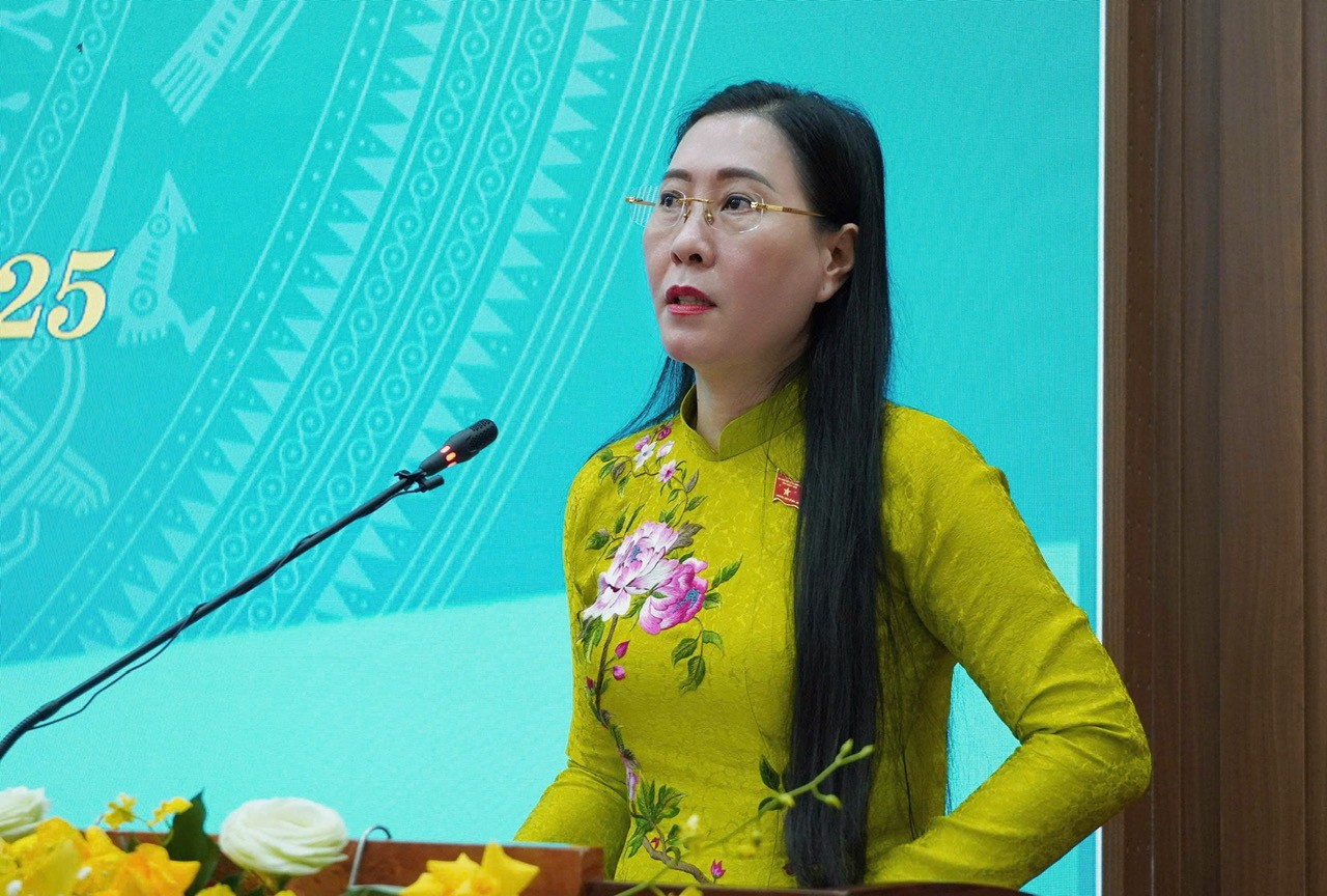 Ủy viên Ban Chấp hành Trung ương Đảng, Bí thư Tỉnh ủy Bùi Thị Quỳnh Vân phát biểu chỉ đạo Kỳ họp