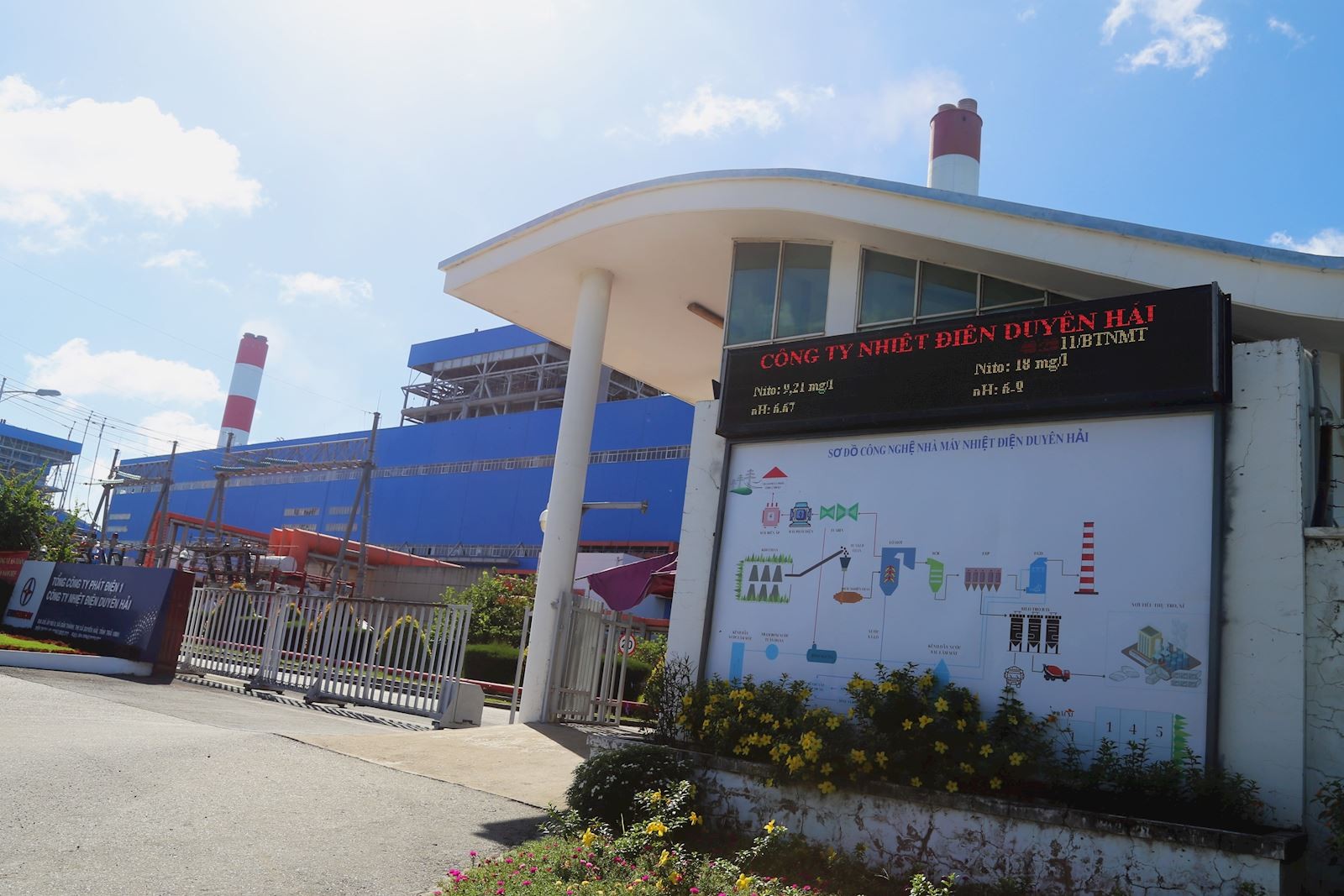 Dữ liệu các thông số môi trường được hiển thị công khai 24/7 trước cổng Công ty, truyền trực tuyến về Sở Tài nguyên và Môi trường tỉnh Vĩnh Long, đảm bảo minh bạch thông tin và giám sát cộng đồng