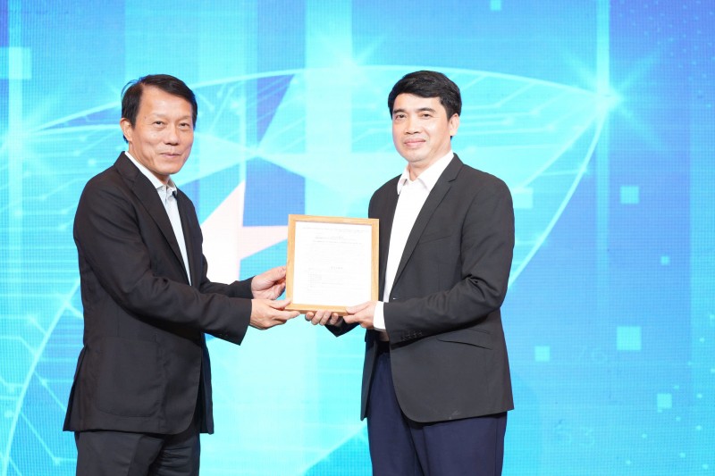 Đại tướng Lương Tam Quang - Bộ trưởng Bộ Công an - Chủ tịch Hiệp hội An ninh mạng quốc gia trao giấy phép thành lập tạp chí An ninh mạng Việt Nam và tặng hoa cho ông Nguyễn Tất Hồng Dương - Tổng biên tập tạp chí