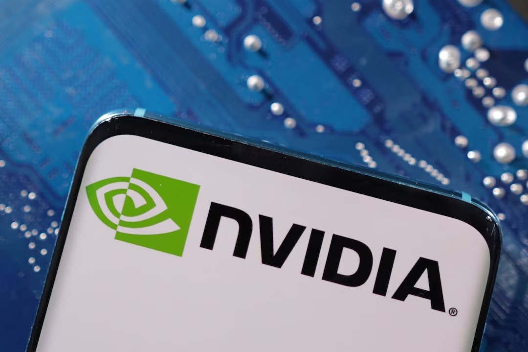 Điện thoại thông minh hiển thị logo NVIDIA. (Ảnh: Reuters)