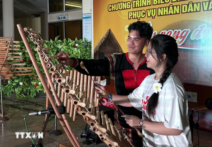 Trại hè Việt Nam 2025: Tuổi trẻ kiều bào giao lưu văn hóa cồng chiêng