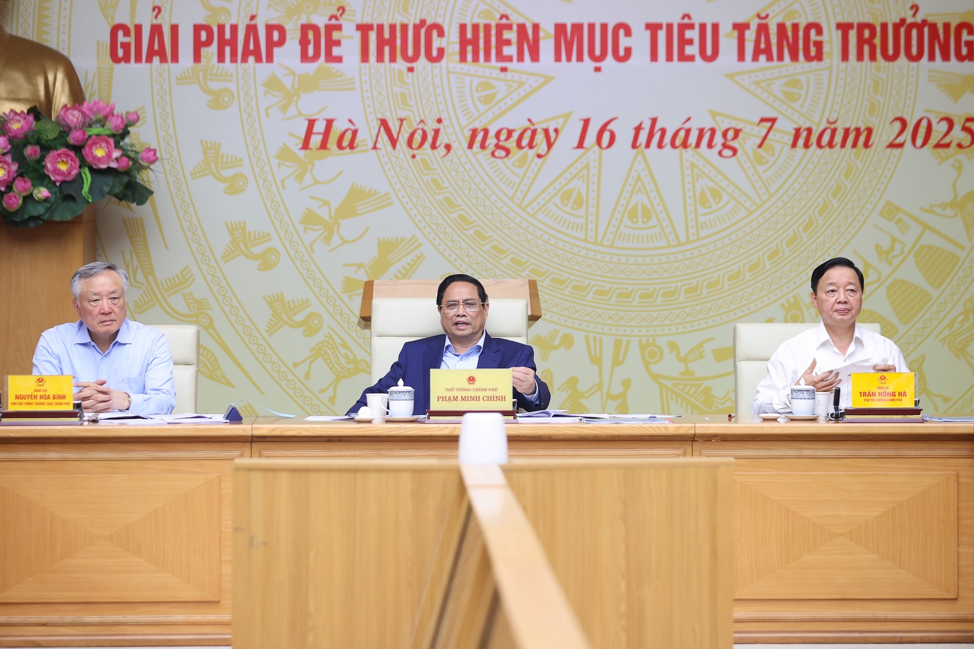 Thủ tướng chỉ rõ 16 nhóm nhiệm vụ, giải pháp trọng tâm cho các bộ, ngành, địa phương, cơ quan, đơn vị để đạt được mục tiêu tăng trưởng 8,3-8,5% năm 2025 - Ảnh: VGP