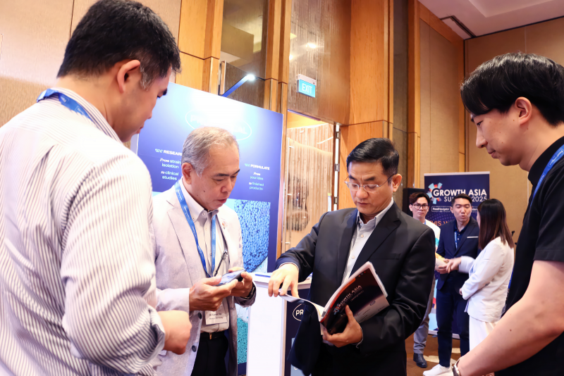 Ông Nguyễn Quang Trí - Giám đốc điều hành Marketing Vinamilk (thứ 2 từ phải sang) - chia sẻ về đột phá 6 HMO với các khách mời tại Diễn đàn Phát triển Châu Á 2025 (Ảnh: Hồng Nhân).