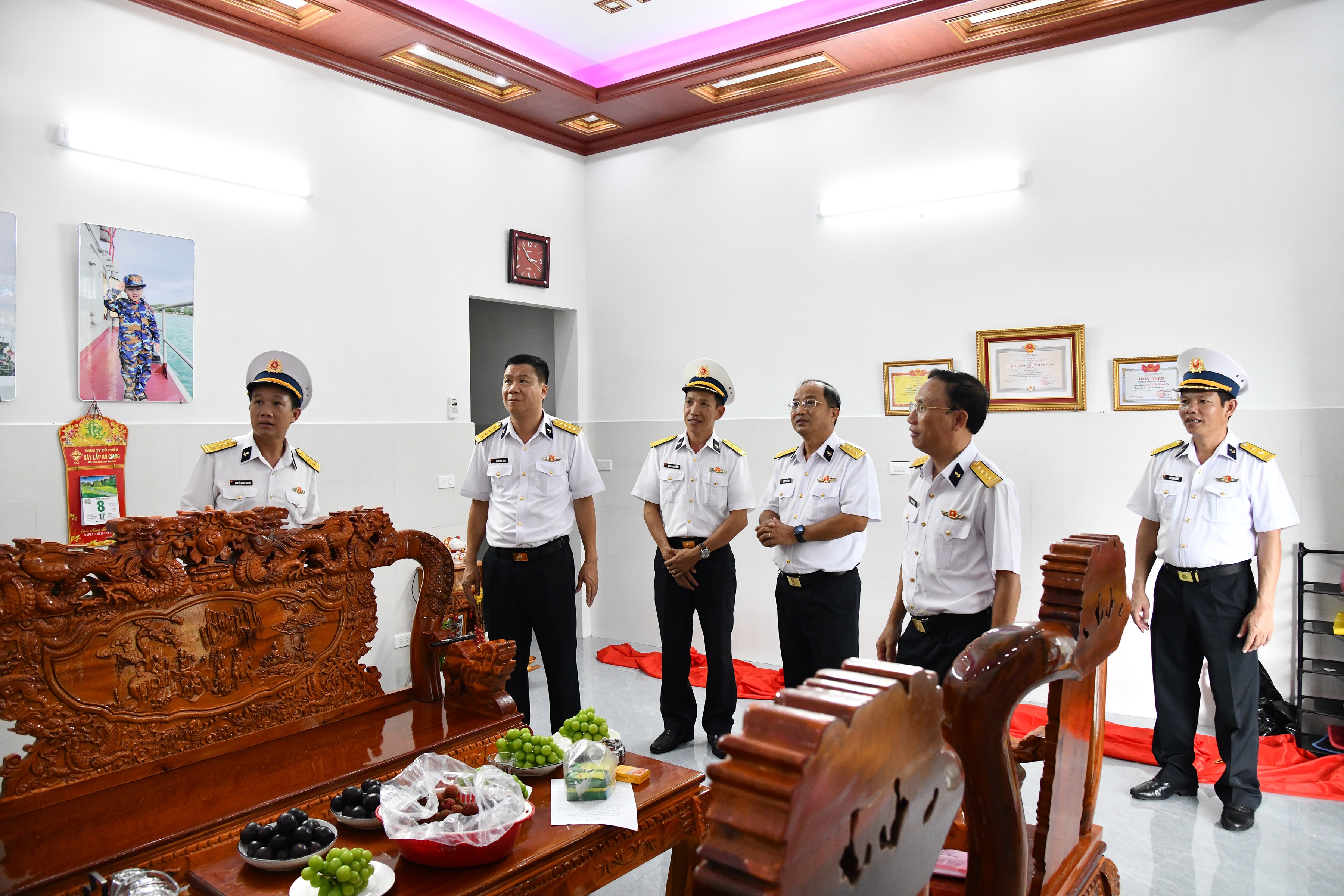 Các đại biểu tham quan căn nhà của gia đình Trung úy Quân nhân chuyên nghiệp Đào Ngọc Huấn. (Ảnh: Kiên Định)
