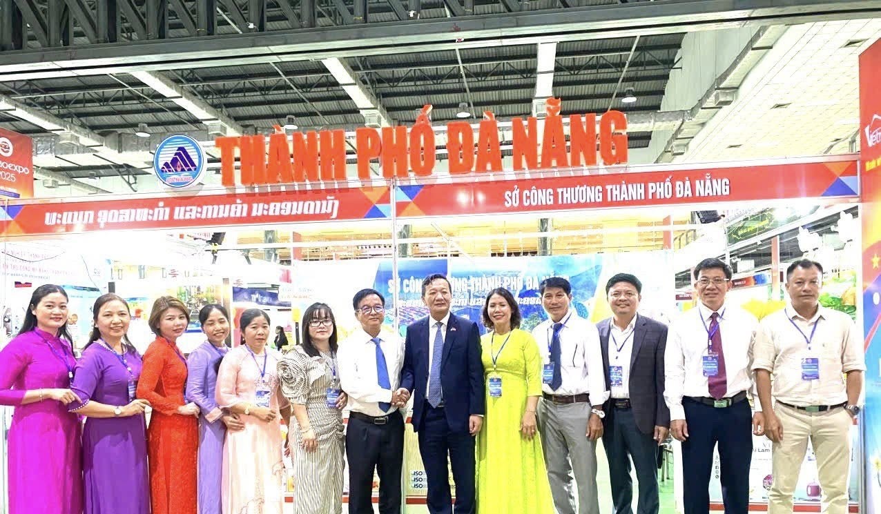 Đại sứ Việt Nam tại Lào Nguyễn Minh Tâm (thứ 6 từ phải sang) tham quan gian hàng của Sở Công thương thành phố Đà Nẵng. (Ảnh: Đại sứ quán Việt Nam tại Lào)