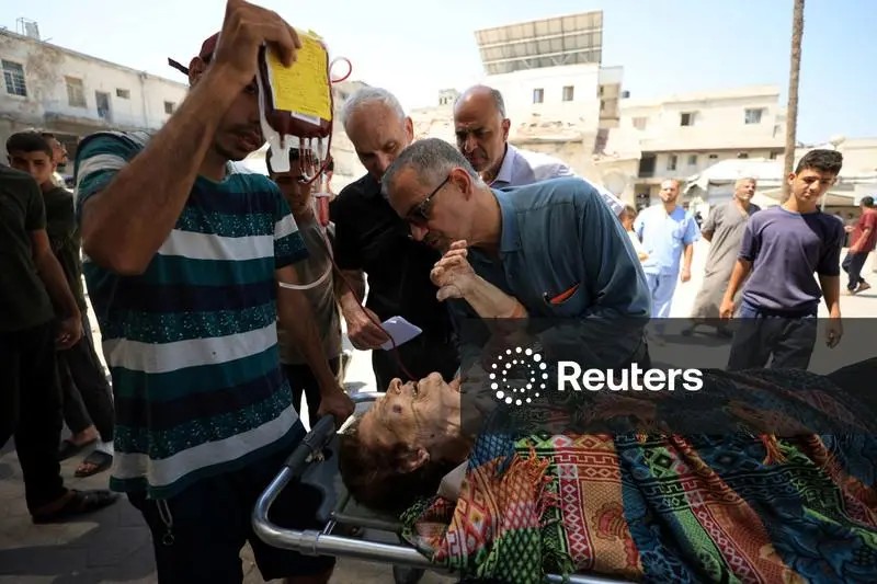 Một phụ nữ Cơ đốc giáo Palestine bị thương được đưa vào Bệnh viện Al-Ahli sau cuộc không kích Công giáo Holy Family, Gaza, ngày 17/7/2025. (Ảnh: Reuters)