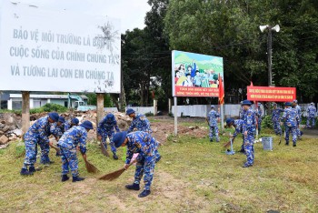 Bộ đội Hải quân Vùng 5 giúp dân Suối Mây sửa đường, gia cố nhà cửa giữa mùa mưa
