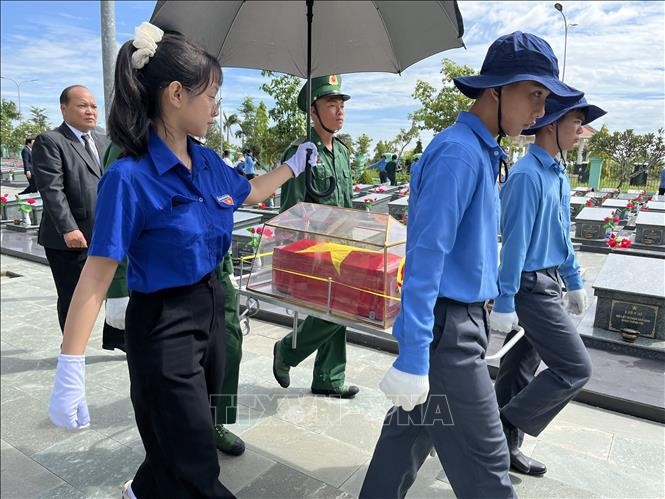 Đón hài cốt liệt sĩ quân tình nguyện Việt Nam hy sinh tại Campuchia về đất mẹ