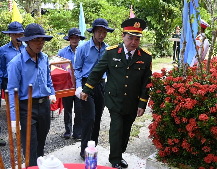 Cán bộ, chiến sĩ Đội K93 di chuyển hài cốt liệt sĩ về nhà lưu hài cốt - Ảnh: