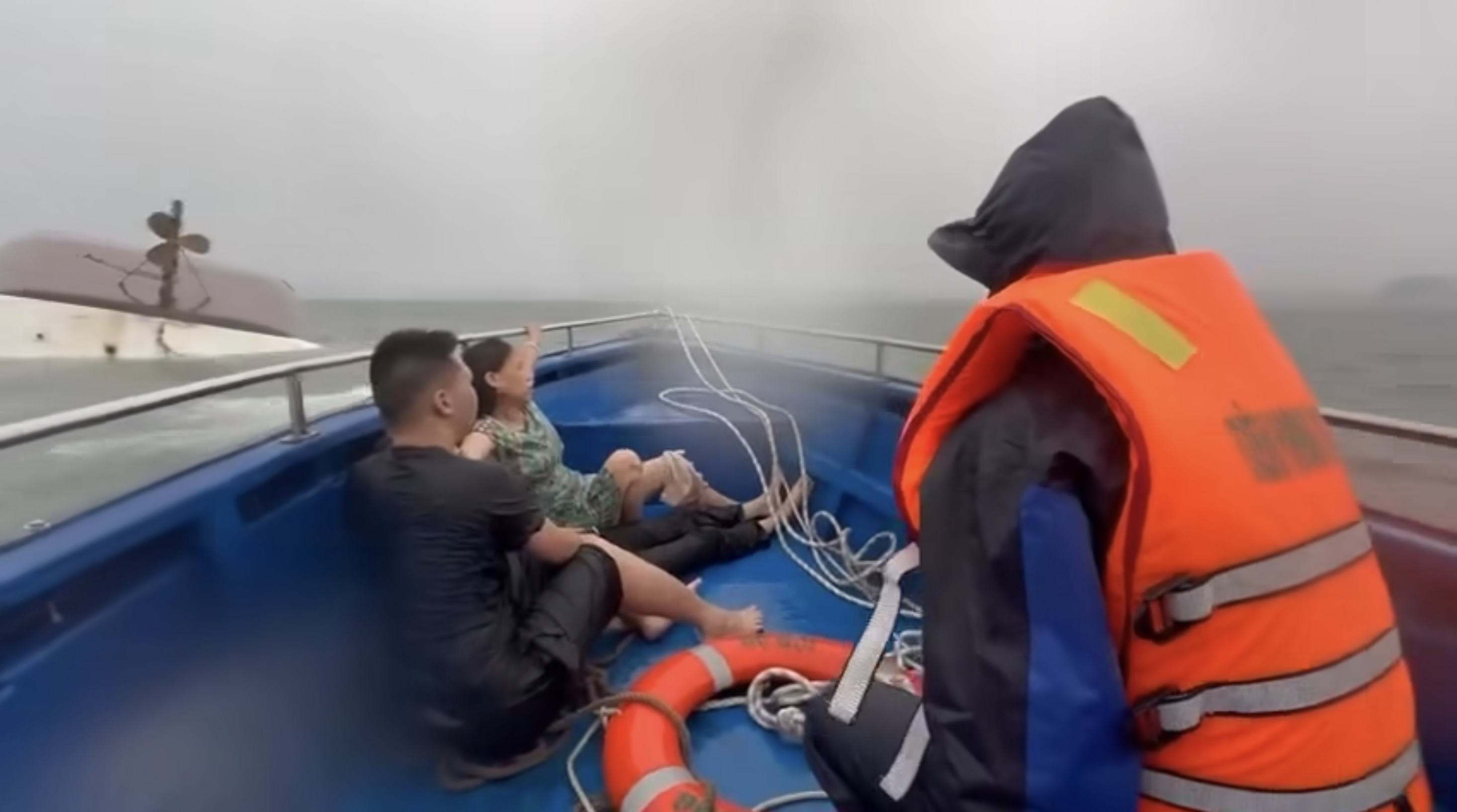 lat tau tren vinh ha long cac luc luong no luc tim kiem nguoi mat tich da cuu duoc 12 nguoi